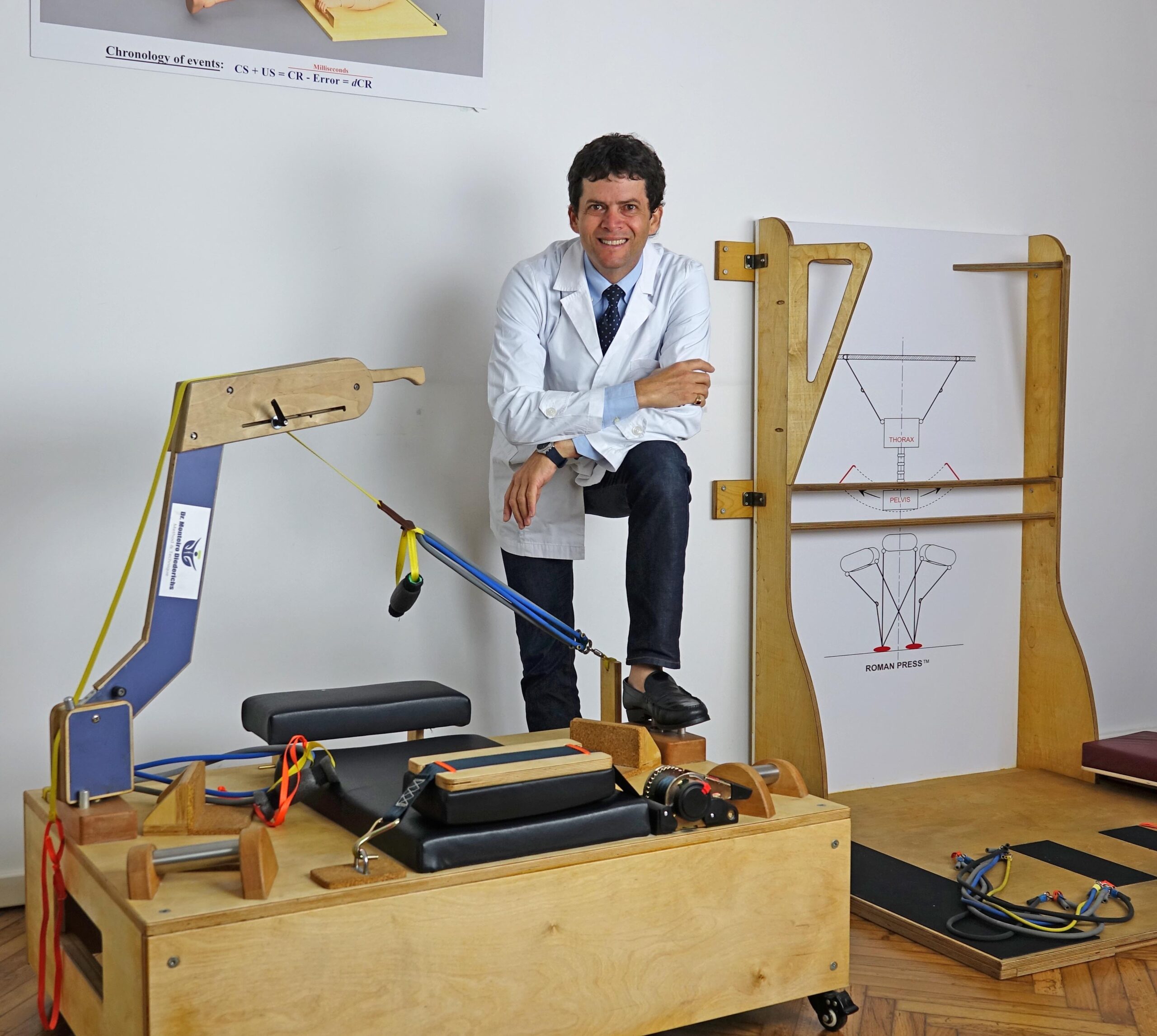 Dott. Monteiro Diederichs con macchinari usati per la ricalibrazione neuromuscolare